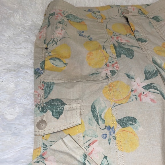 Chico cargo style capri lemon pattern with roll up option - Picture 2 of 11